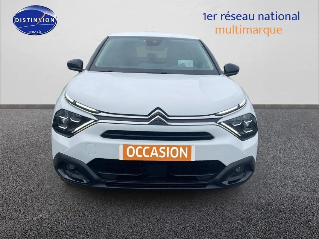 Vue frontale d'une Citroën C4 blanche 2022 avec feux LED distinctifs et plaque "OCCASION" visible.