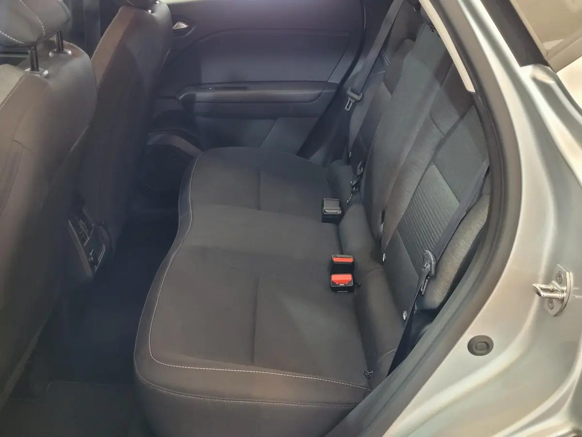 Vue côté droit de la banquette arrière noire du Renault Captur Business Blue dCi 95 gris clair avec ceinture de sécurité visible.