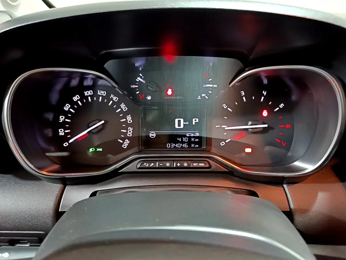 Tableau de bord de Citroën C3 Aircross noir, vue frontale du combiné d'instruments avec affichage digital et compteurs analogiques.