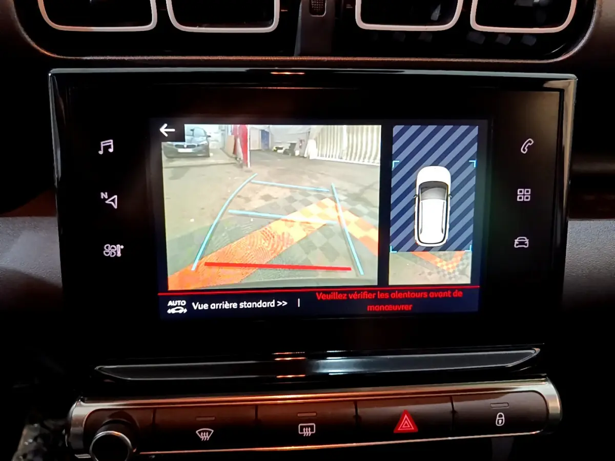 Écran tactile central montrant la caméra de recul et l'aide au stationnement du Citroën C3 Aircross noir.