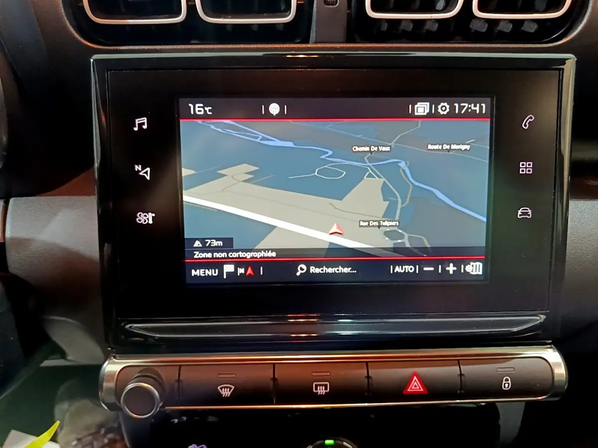 Écran tactile de navigation 7 pouces du tableau de bord noir du Citroën C3 Aircross PureTech 110 Shine, vue frontale rapprochée.