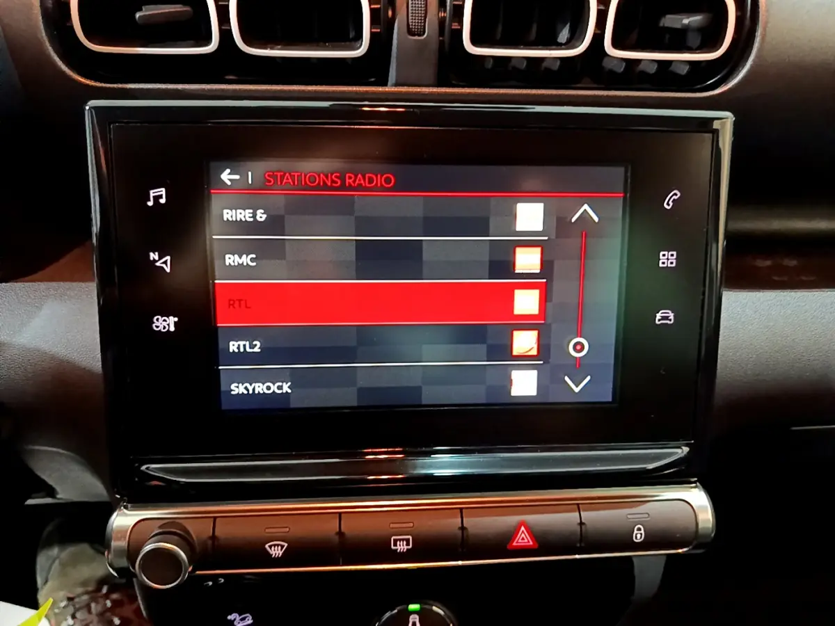 Écran tactile central affichant les stations radio dans l'habitacle noir du Citroën C3 Aircross Shine 2019.