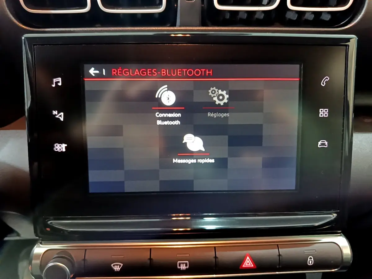 Écran tactile central affichant les réglages Bluetooth dans l'habitacle noir du Citroën C3 Aircross Shine 2019.