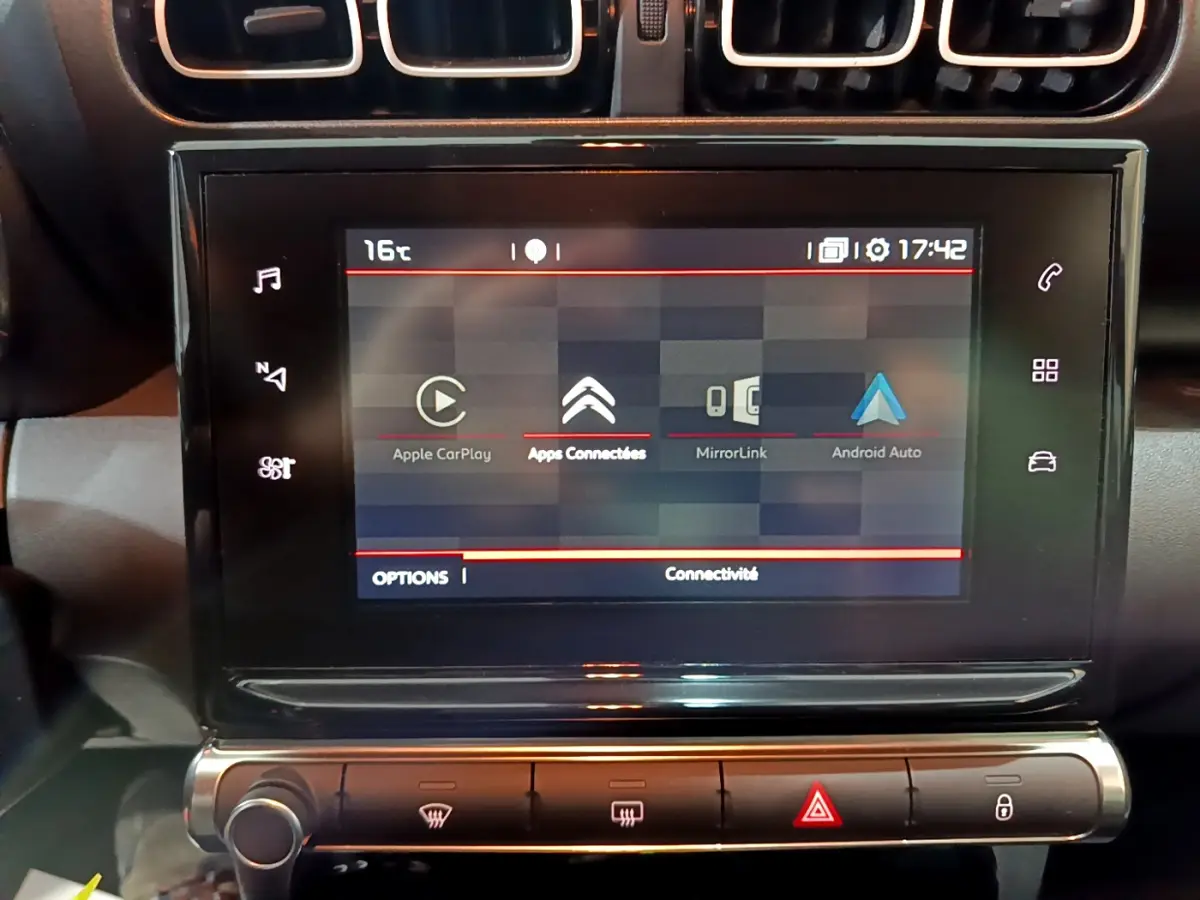 Écran tactile central du Citroën C3 Aircross noir, affichant les options Apple CarPlay et Android Auto.