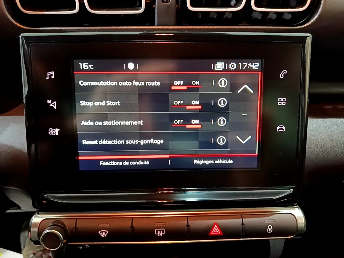 Écran tactile central affichant les réglages de conduite du Citroën C3 Aircross noir, vue rapprochée intérieure.