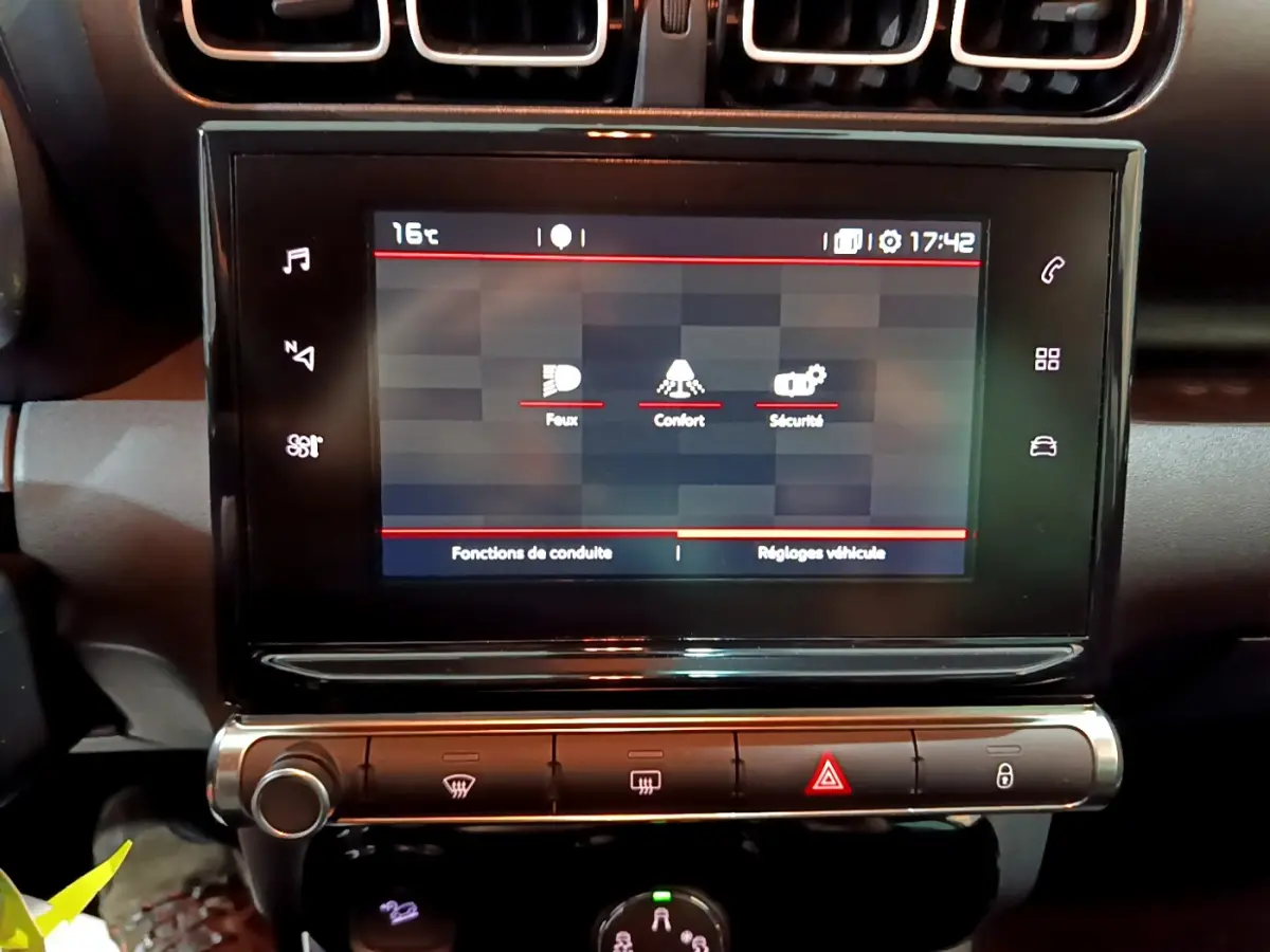 Écran tactile central du tableau de bord du Citroën C3 Aircross noir, affichant les réglages de conduite.