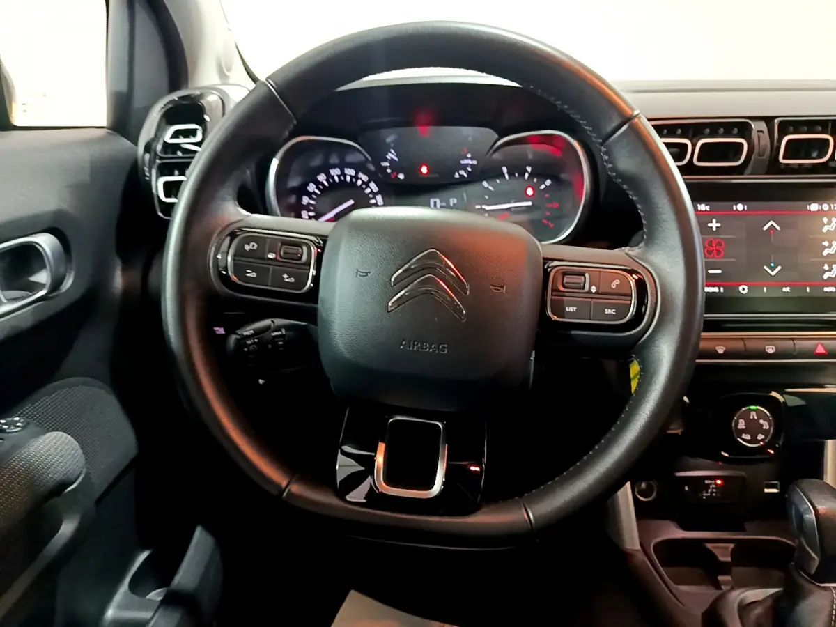 Vue rapprochée du volant cuir noir et du tableau de bord numérique du Citroën C3 Aircross PureTech 110 Shine 2019.