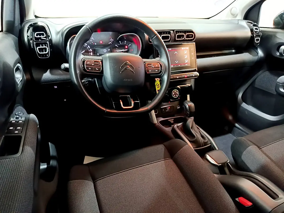 Intérieur noir du Citroën C3 Aircross 2019 vu côté conducteur, volant cuir et écran tactile central visible.