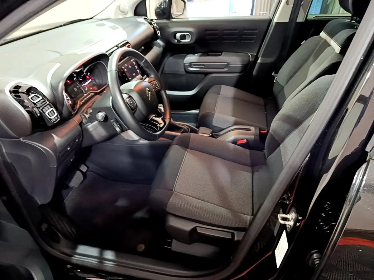 Intérieur avant droit du Citroën C3 Aircross noir 2019 avec tableau de bord moderne et sièges tissu gris.