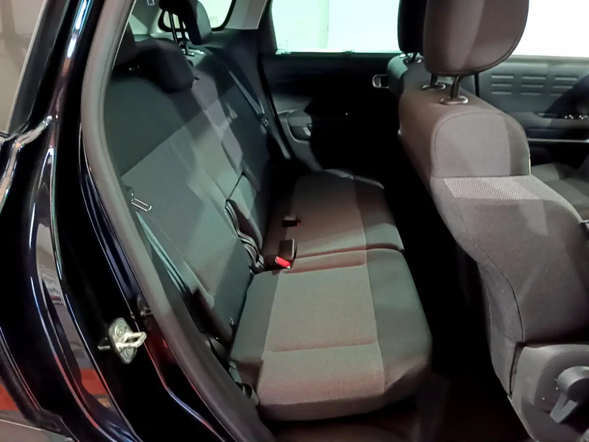 Vue intérieure côté gauche montrant la banquette arrière noire du Citroën C3 Aircross 2019 PureTech Shine.