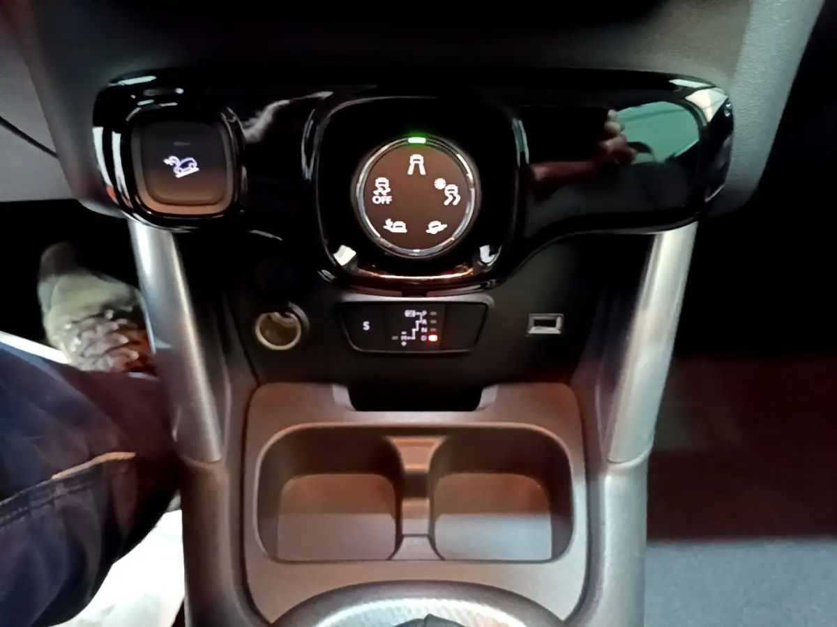 Gros plan sur la console centrale noire du Citroën C3 Aircross 2019 avec commandes de modes de conduite et porte-gobelets.