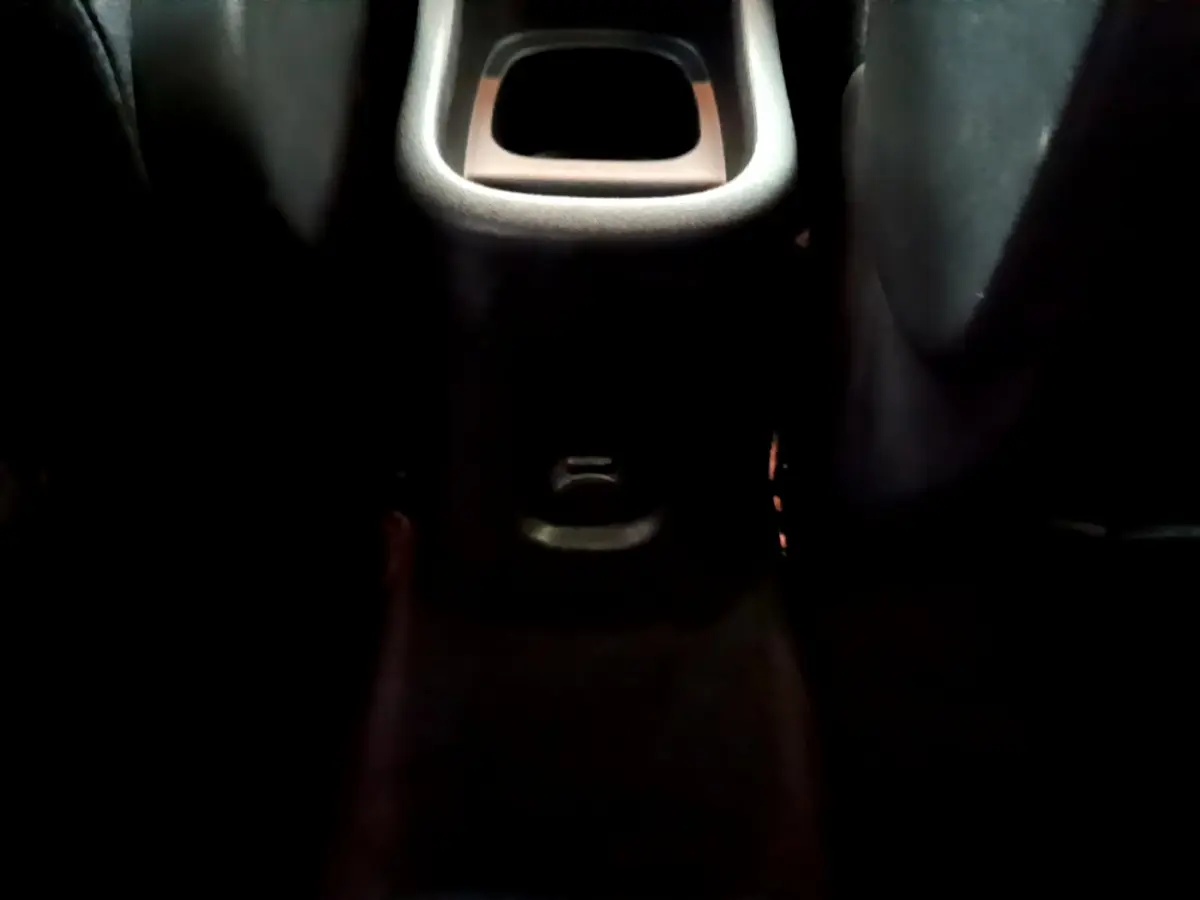 Gros plan sur la console centrale arrière noire du Citroën C3 Aircross 2019 avec prise 12V visible entre les sièges.