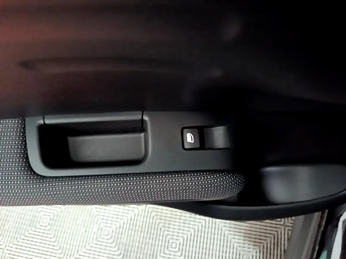 Gros plan sur la commande de verrouillage de porte côté gauche, garniture noire texturée du Citroën C3 Aircross 2019.