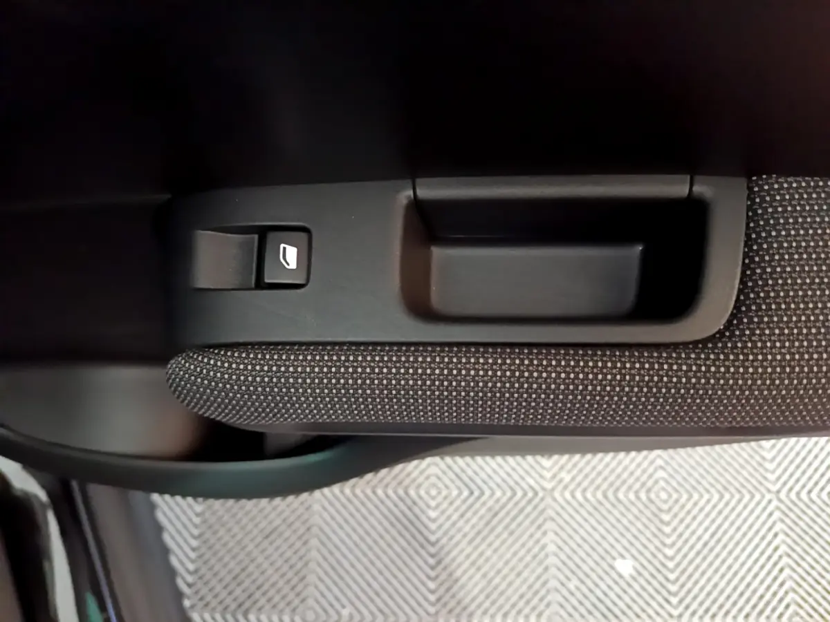 Poignée intérieure de porte côté gauche avec bouton de verrouillage sur Citroën C3 Aircross noir 2019 Shine