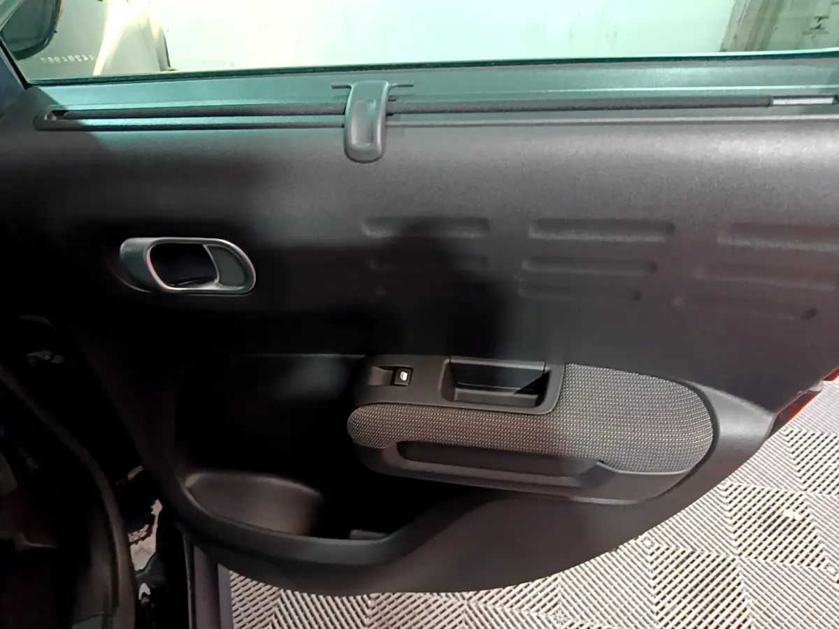 Porte arrière côté droit noire de Citroën C3 Aircross 2019 avec poignée intégrée et bouton de lève-vitre.