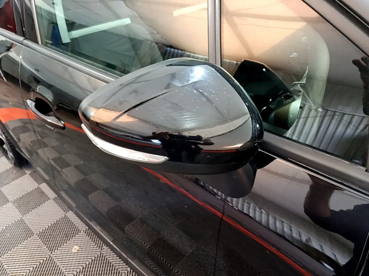 Rétroviseur côté gauche noir brillant avec clignotant intégré sur Citroën C3 Aircross noir 2019.