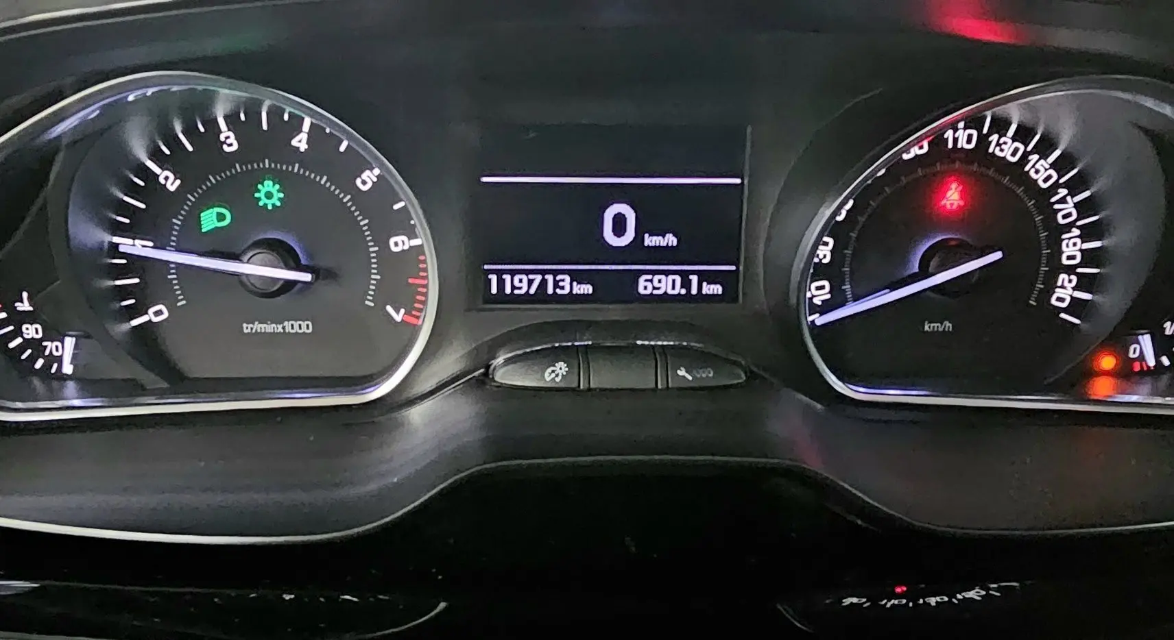 Tableau de bord de Peugeot 208 GT-LINE 2015, affichage numérique central et compte-tours à gauche, vitesse à zéro.