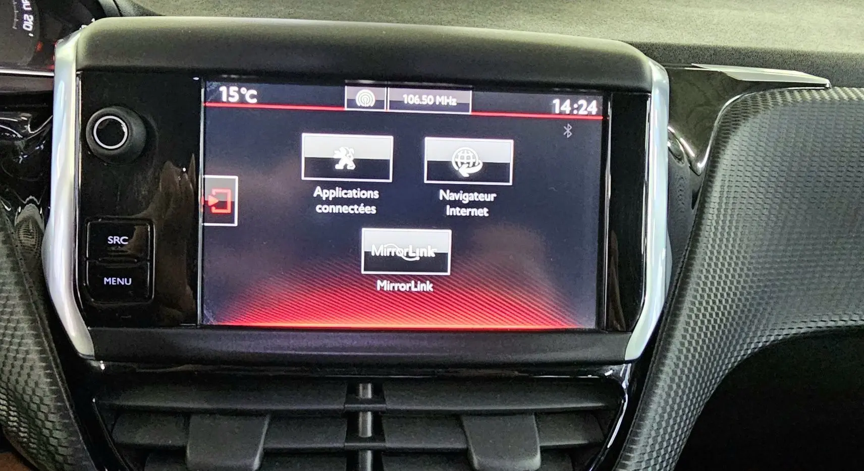 Écran tactile central de la Peugeot 208 GT-LINE 2015 en vue rapprochée avec interface MirrorLink affichée.