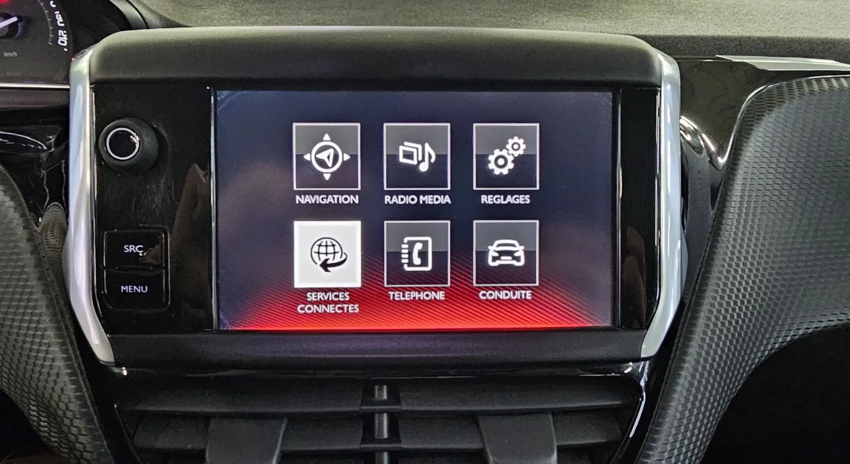 Écran tactile central allumé de la Peugeot 208 GT-LINE 2015, avec menu navigation et réglages, intérieur noir.