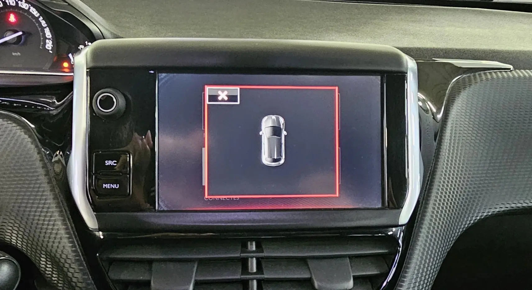 Vue rapprochée de l’écran tactile central et du tableau de bord noir de la Peugeot 208 GT-LINE 2015.