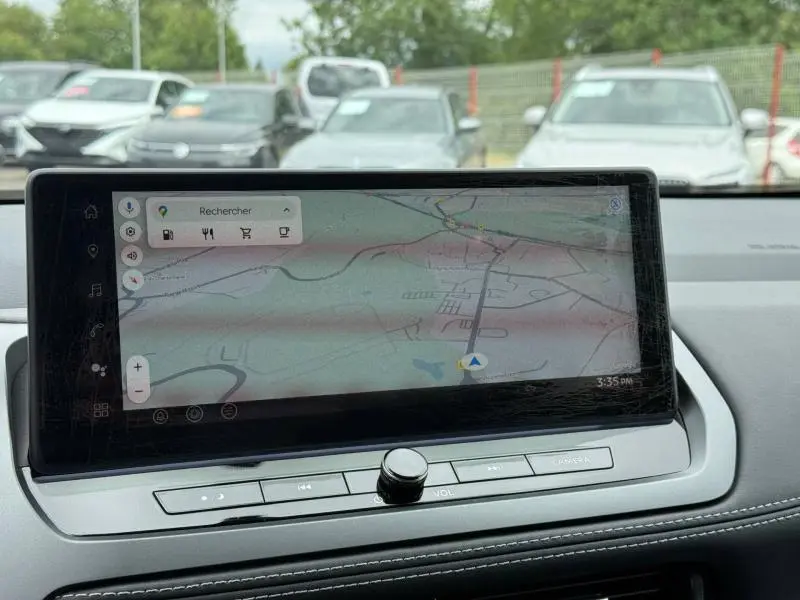 Intérieur du Nissan Qashqai 2025, écran tactile GPS en vue frontale avec tableau de bord gris clair.