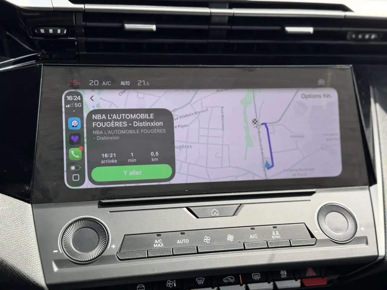 Écran tactile central 10'' du Peugeot 308 gris Artense, affichant la navigation avec commandes climatisation en dessous.