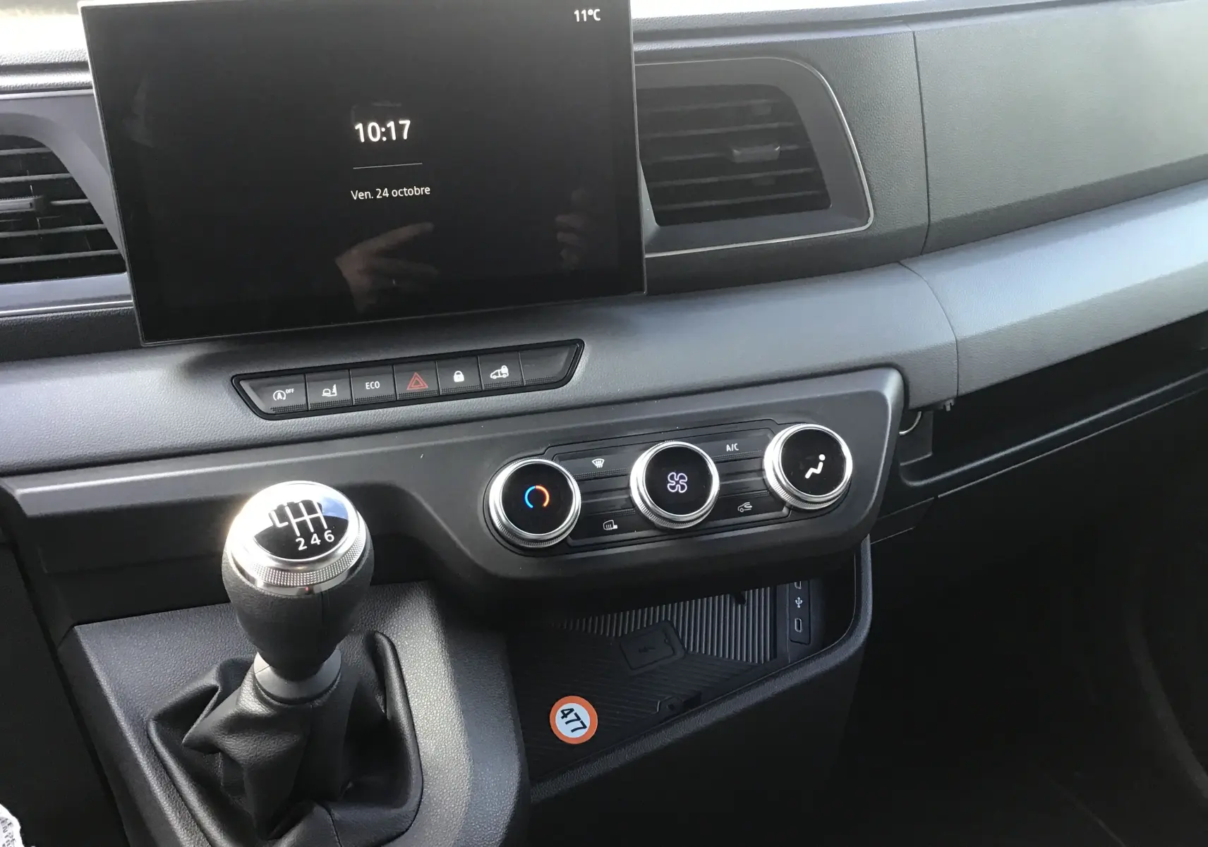 Vue intérieure du tableau de bord du Renault Master gris urbain 2025, avec écran tactile et levier de vitesse manuel.