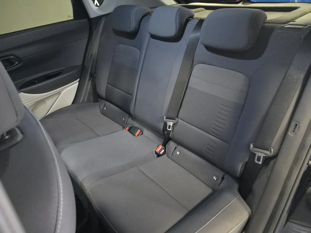 Vue intérieure des sièges arrière noirs du Hyundai Bayon 2025, avec ceintures de sécurité et appuie-têtes réglables.