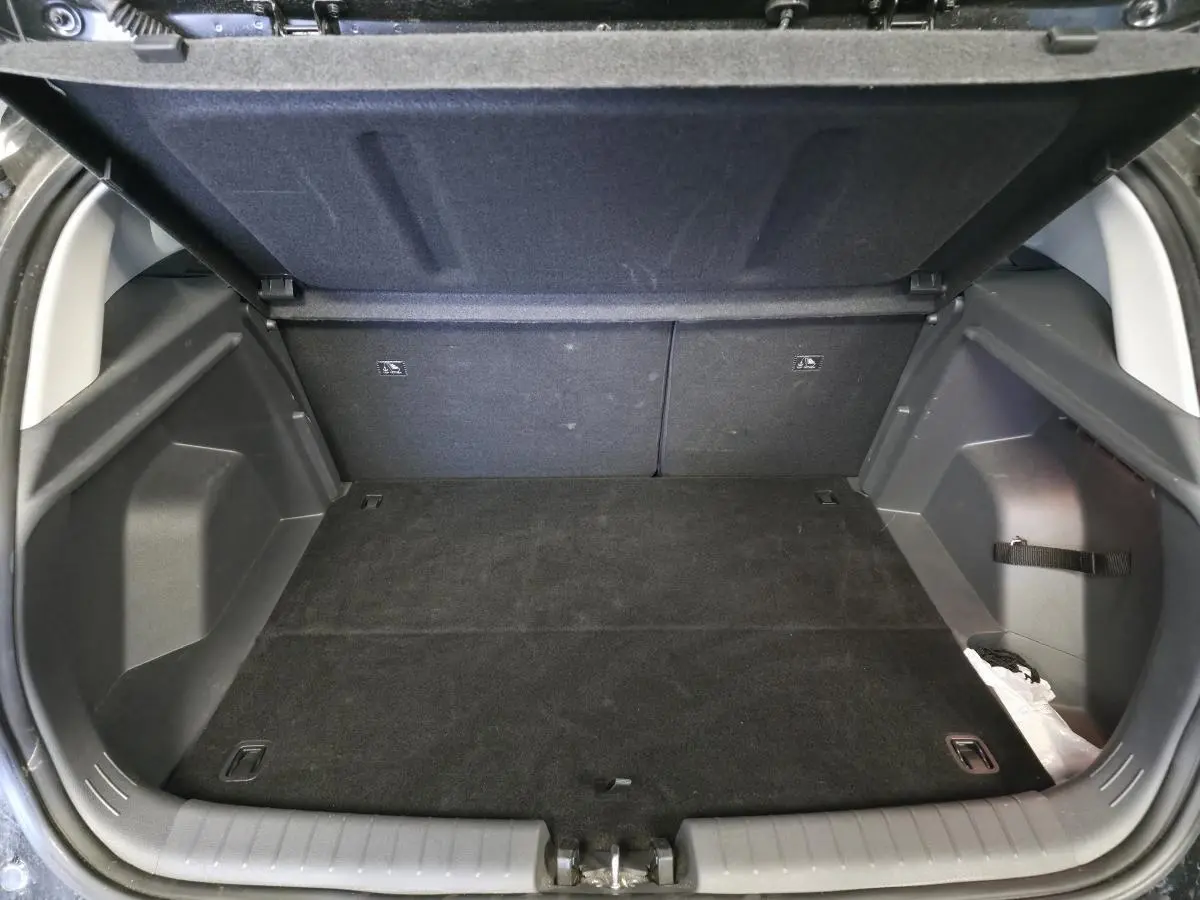 Coffre ouvert du Hyundai Bayon noir 2025, vue intérieure arrière montrant un espace de chargement propre et modulable.