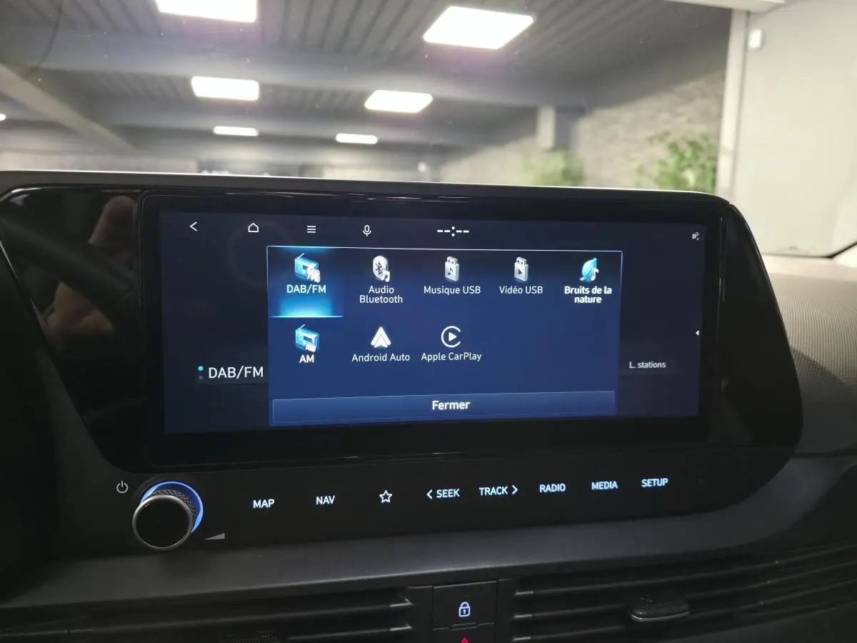 Écran tactile central du tableau de bord du Hyundai Bayon noir, affichant les options multimédia connectées.