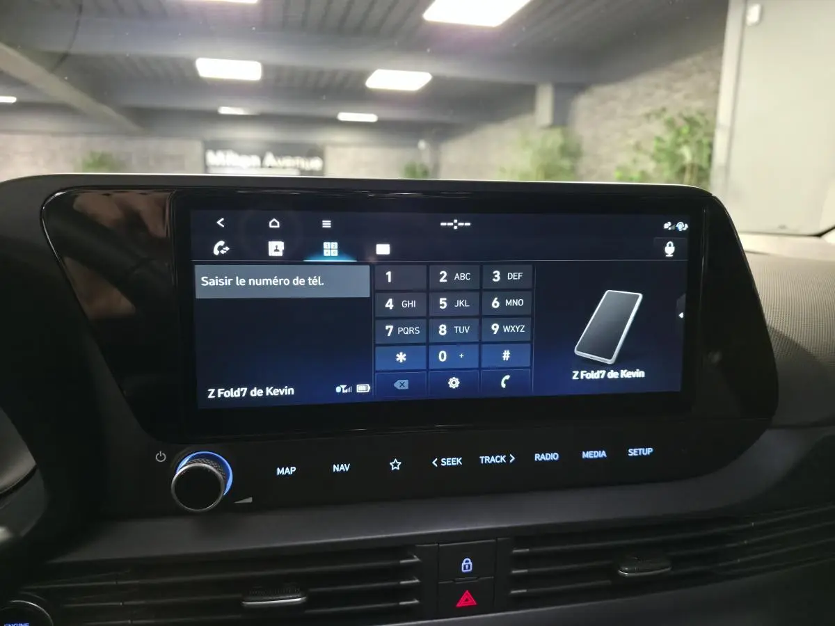 Écran tactile central du tableau de bord du Hyundai Bayon 2025, affichant le clavier téléphonique en mode sombre.