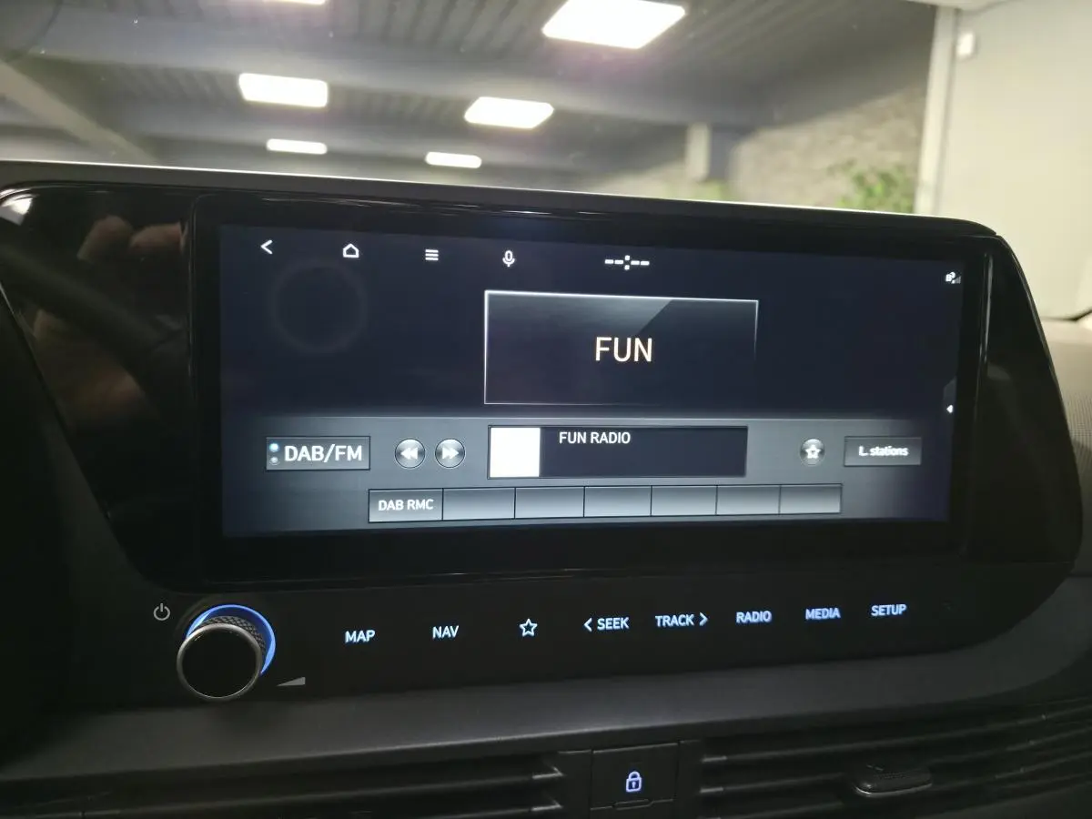 Écran tactile central du Hyundai Bayon noir 2025 affichant la radio DAB/FM sur la station FUN Radio.
