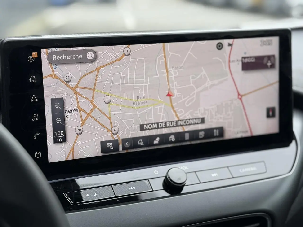 Vue rapprochée de l’écran tactile GPS couleur du tableau de bord du Nissan Juke 2025, avec commandes intégrées.
