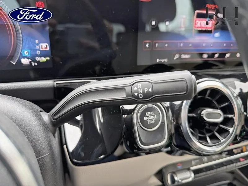 Levier de vitesses et bouton start/stop dans l'habitacle noir cosmos métallisé d'une Mercedes Classe B 250 e 2021.