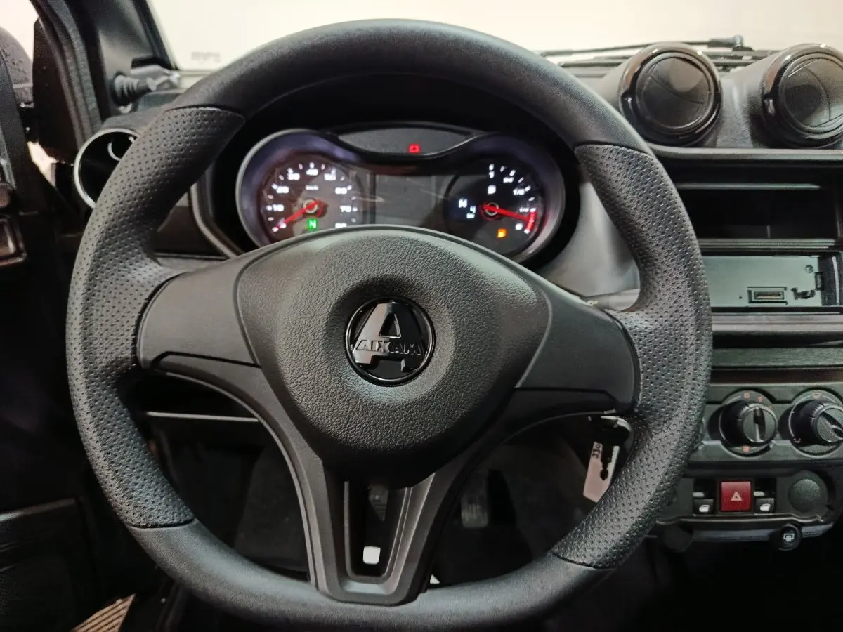 Vue rapprochée du volant noir de l'AIXAM AMBITION 0.5 CITY PACK 2026 avec tableau de bord et commandes visibles.