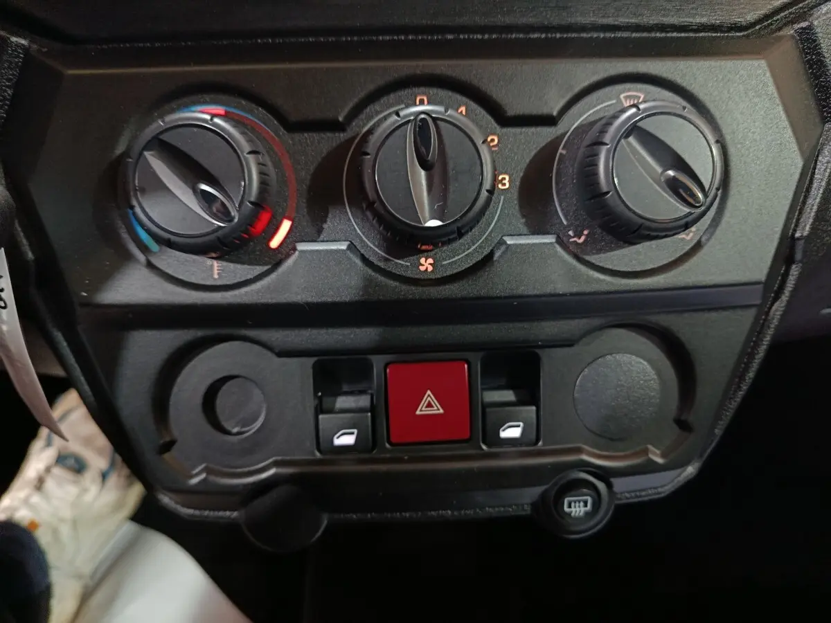 Tableau de bord de l'AIXAM AMBITION 0.5 CITY PACK 2026, vue frontale sur les commandes de climatisation et boutons centraux.