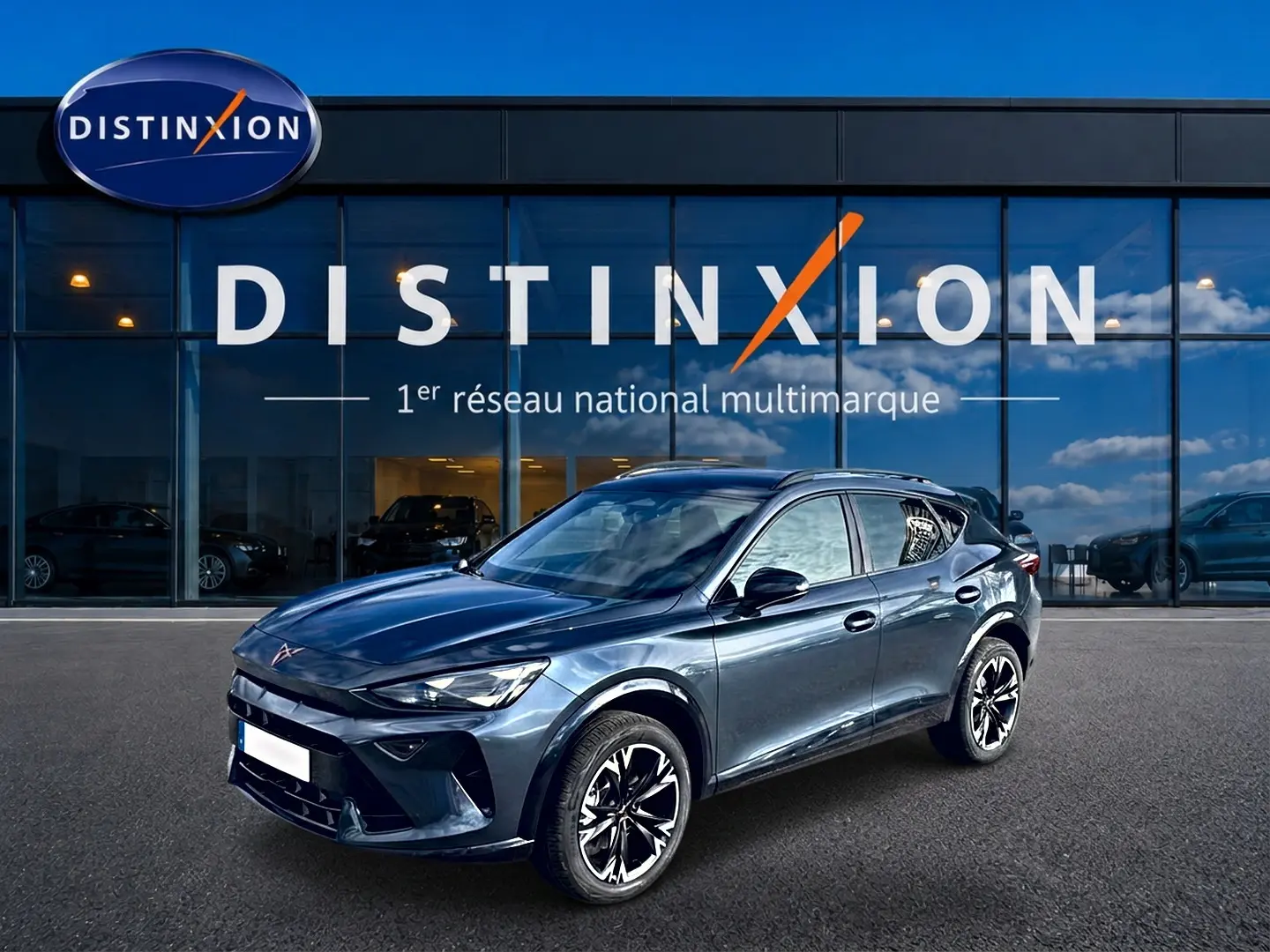 Vue 3/4 avant droite du CUPRA Formentor gris magnétique 2026 avec jantes noires et toit ouvrant visible.