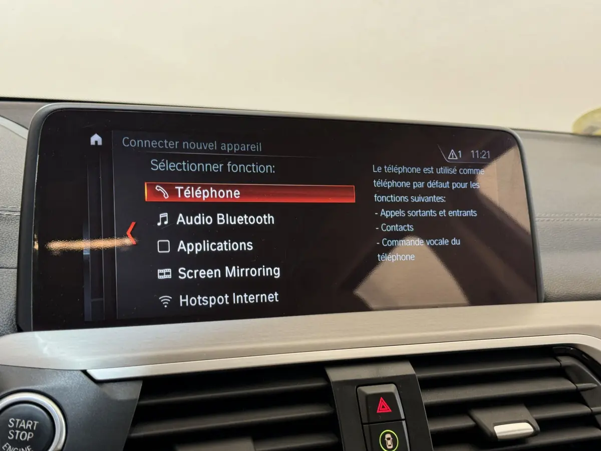 Écran tactile central du BMW X3 gris foncé de 2018 affichant le menu Bluetooth et téléphone en intérieur.