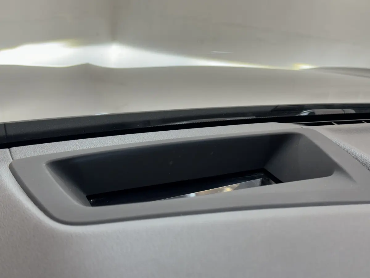 Détail du tableau de bord gris clair du BMW X3 xDrive30d 2018, mettant en valeur l'écran encastré près du pare-brise.