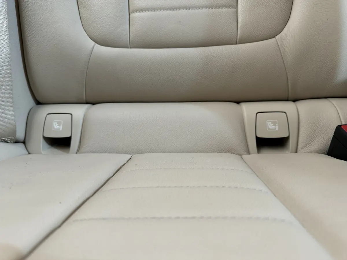 Gros plan sur les sièges arrière beige clair du BMW X3 xDrive30d 2018, montrant les fixations Isofix.