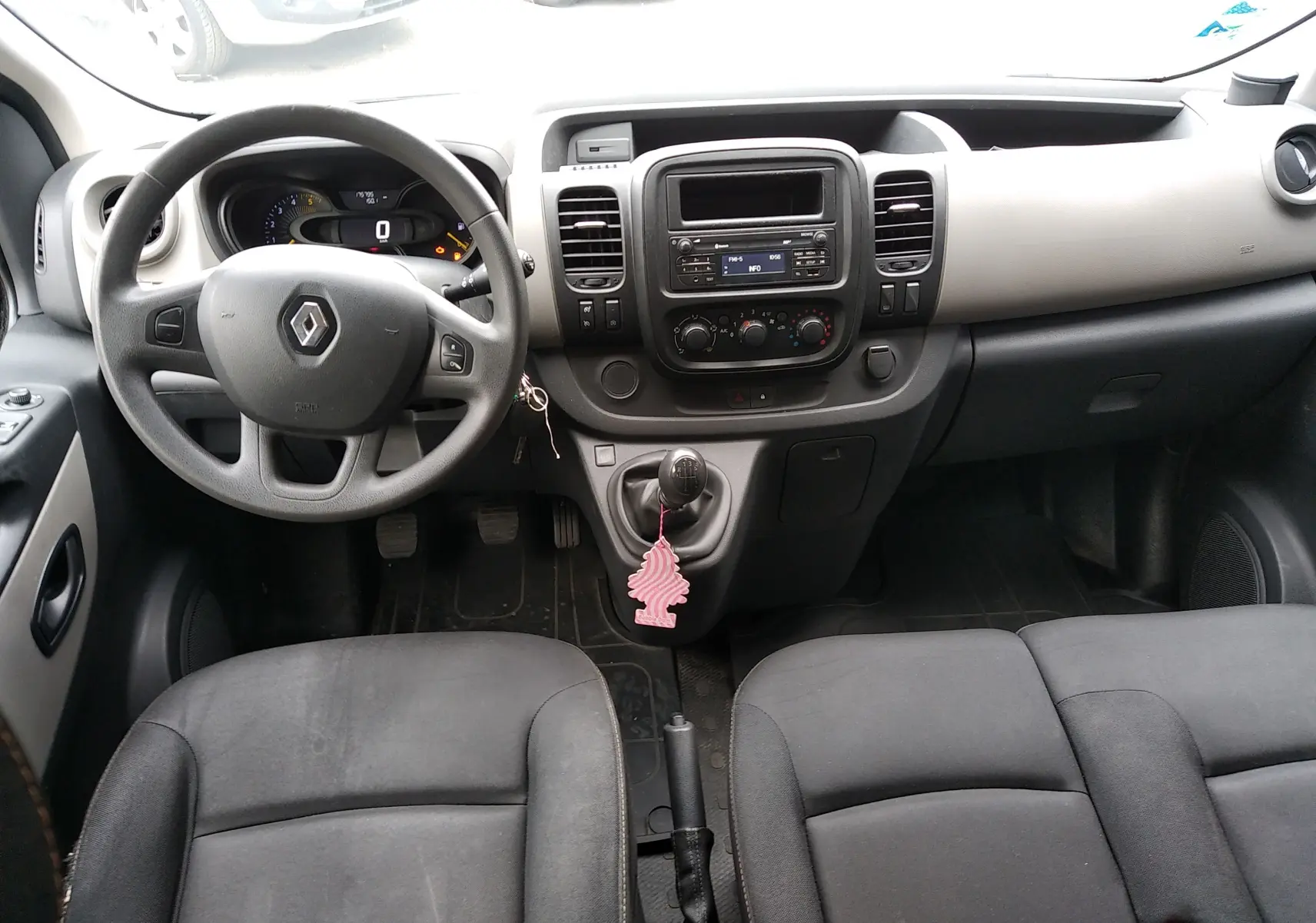 Intérieur du Renault Trafic Microbus 2016, vue frontale du tableau de bord et volant noir avec levier de vitesses manuel.