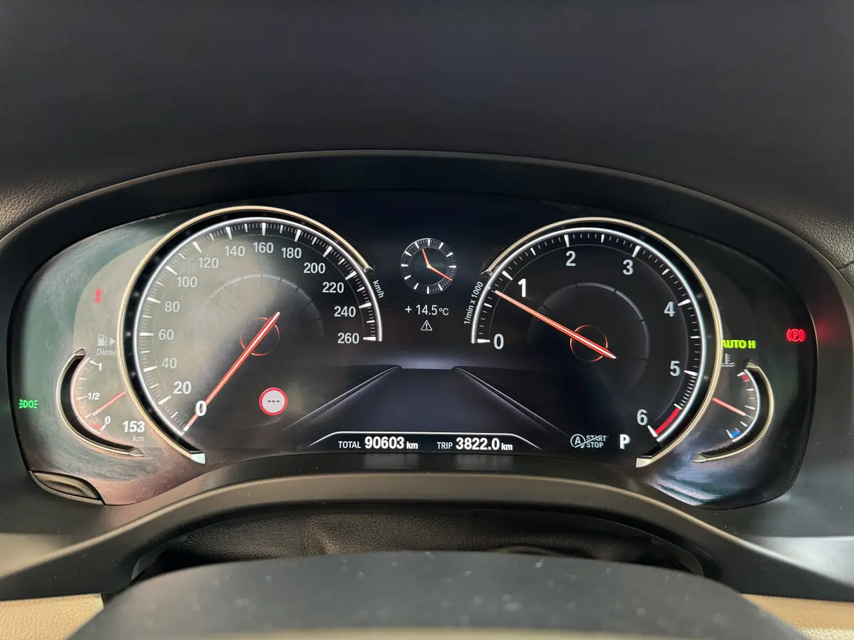 Tableau de bord numérique BMW X3 xDrive30d 2018 avec compte-tours, vitesse, température et affichage multifonctions.