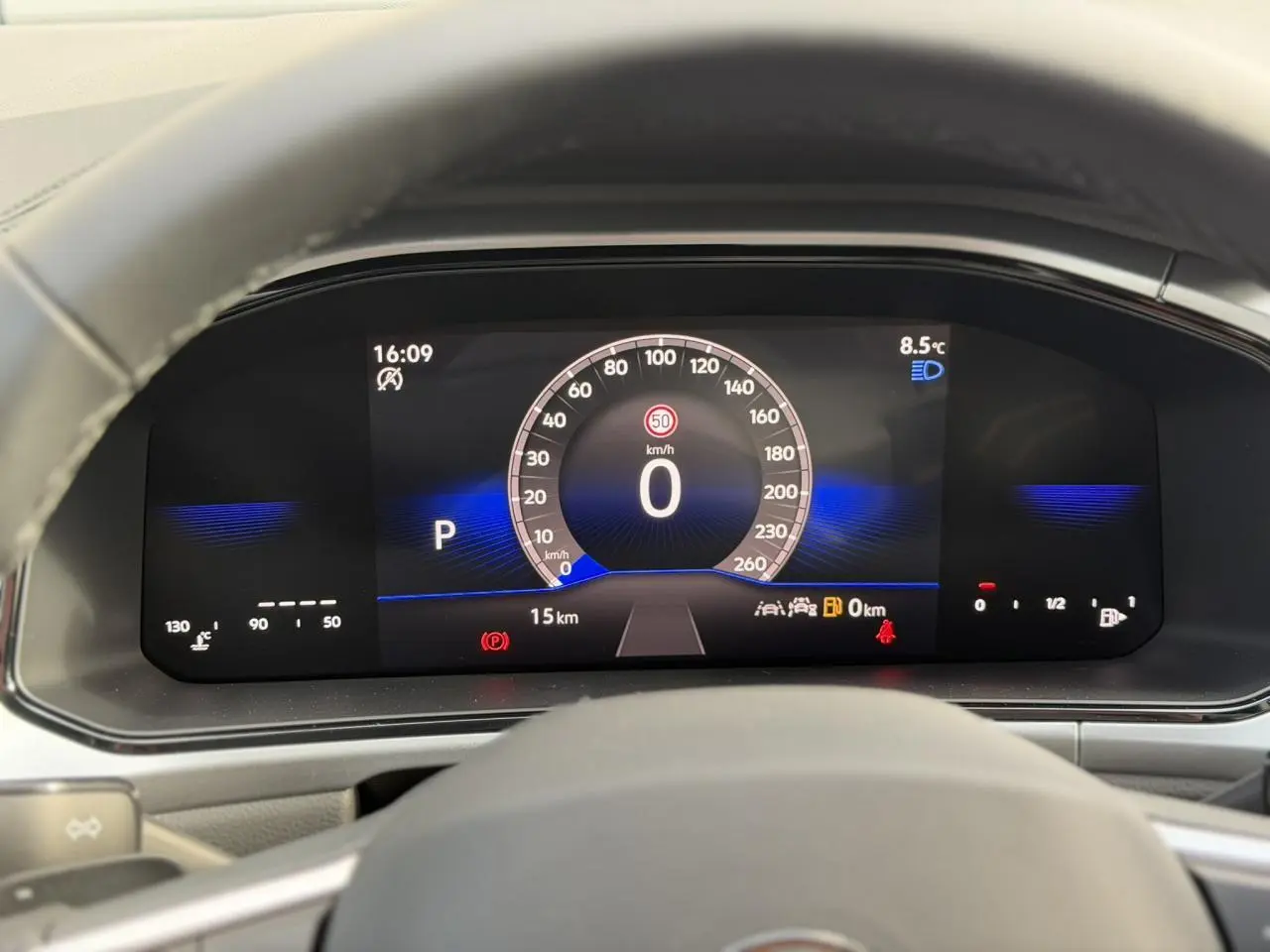 Vue rapprochée du combiné d'instruments digital du Volkswagen T-Roc 1.5 TSI 2025, affichage clair et moderne.