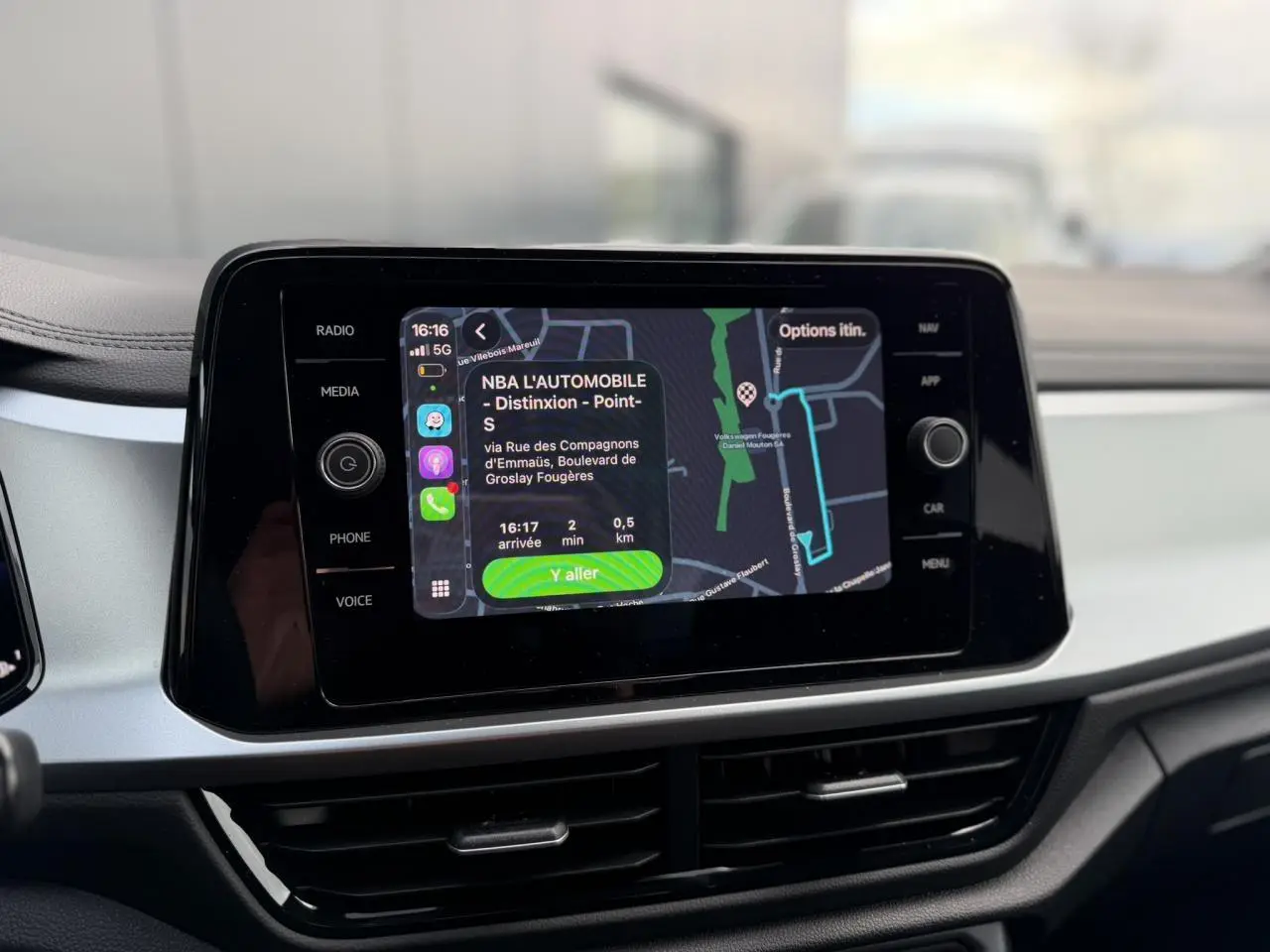 Écran tactile central du tableau de bord du Volkswagen T-Roc 1.5 TSI 150 DSG Life 30 Years affichant la navigation.