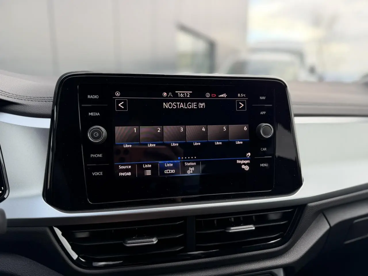 Écran tactile central 8 pouces du Volkswagen T-Roc 1.5 TSI 150 DSG Life 30 Years, vue intérieure avant, tableau de bord gris.