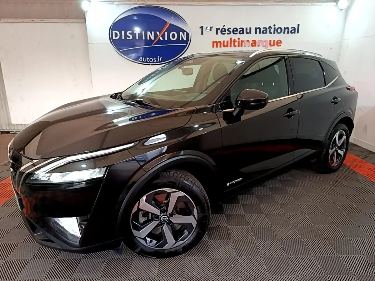 Nissan Qashqai e-Power noir vu en 3/4 avant droit, avec jantes alliage et phares LED allumés.