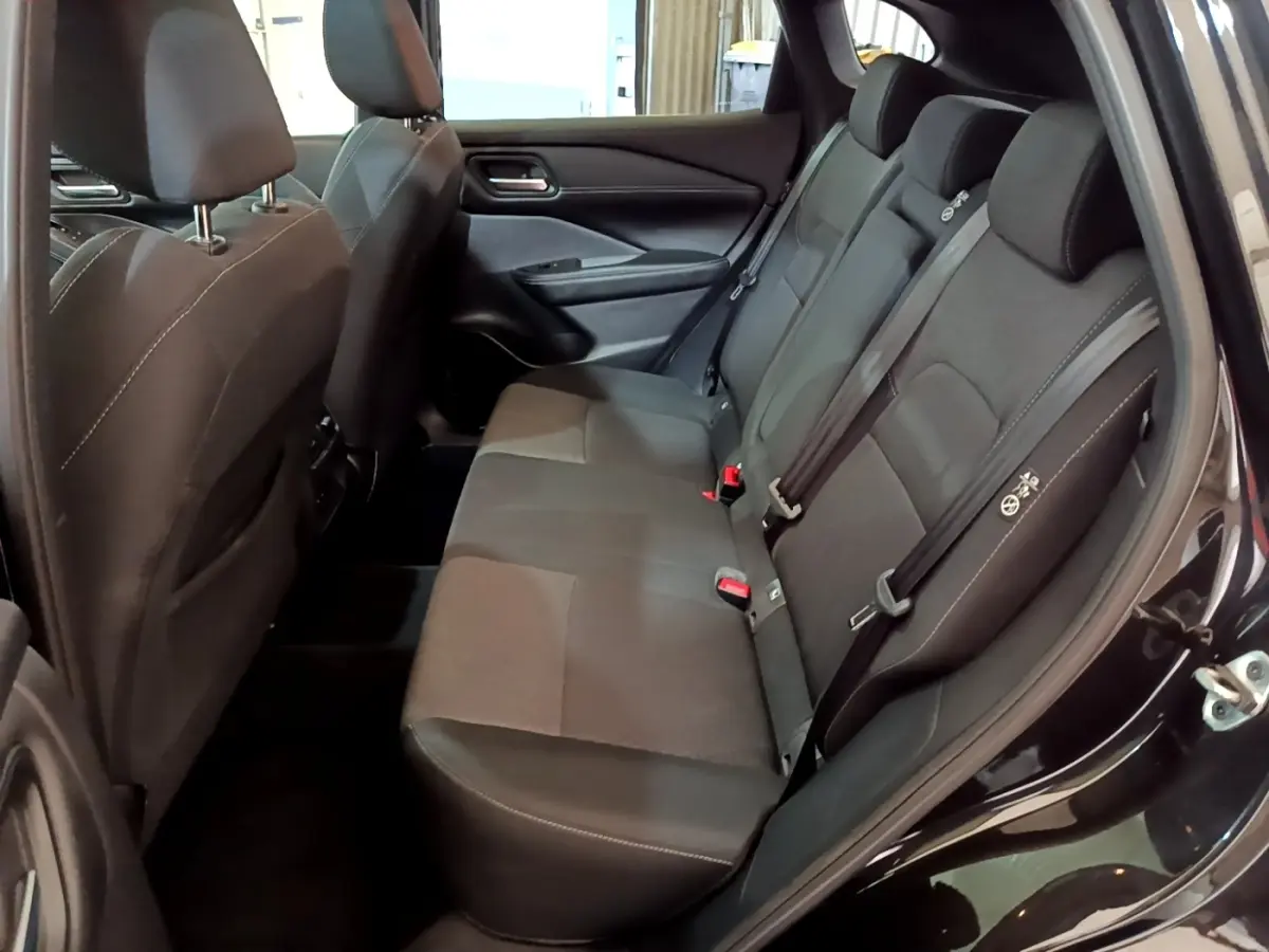Vue intérieure côté droit sur la banquette arrière noire du Nissan Qashqai e-Power 190 N-Connecta 2023.