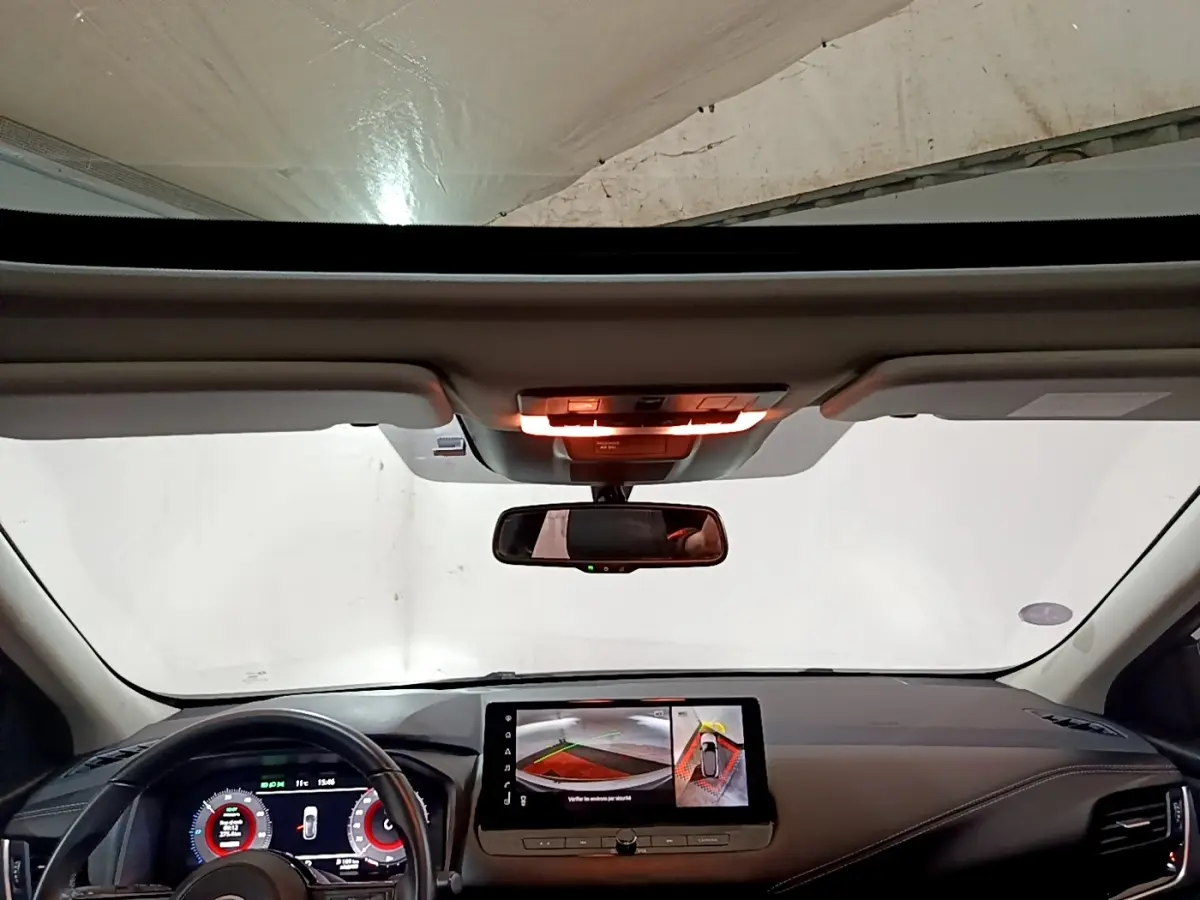 Vue intérieure avant du Nissan Qashqai e-Power 190 N-Connecta 2023 noir, tableau de bord avec écran tactile et caméra de recul.