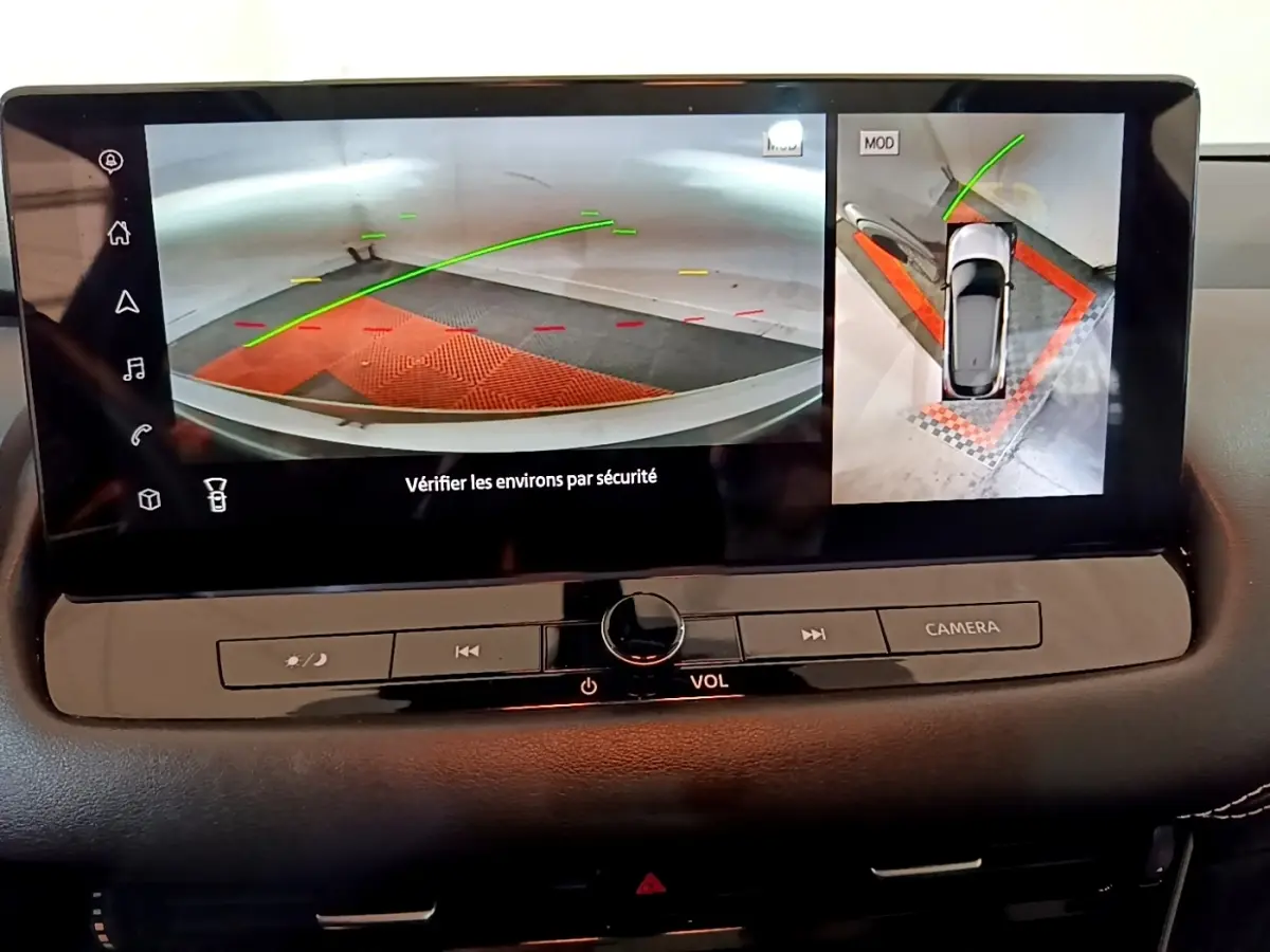 Écran tactile du Nissan Qashqai e-Power 2023 montrant la caméra de recul et la vue 360° en intérieur noir.