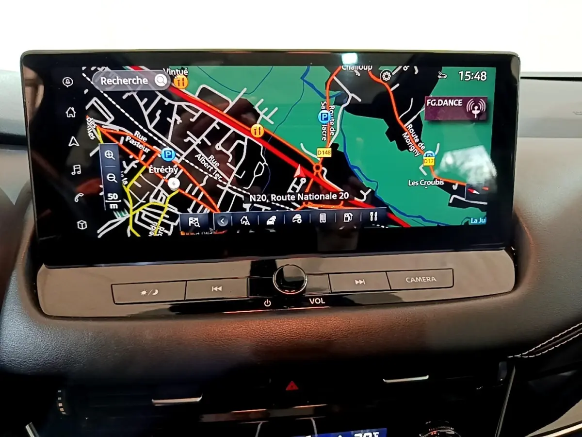Écran tactile central du Nissan Qashqai e-Power 190 N-Connecta 2023 affichant la navigation 3D couleur.
